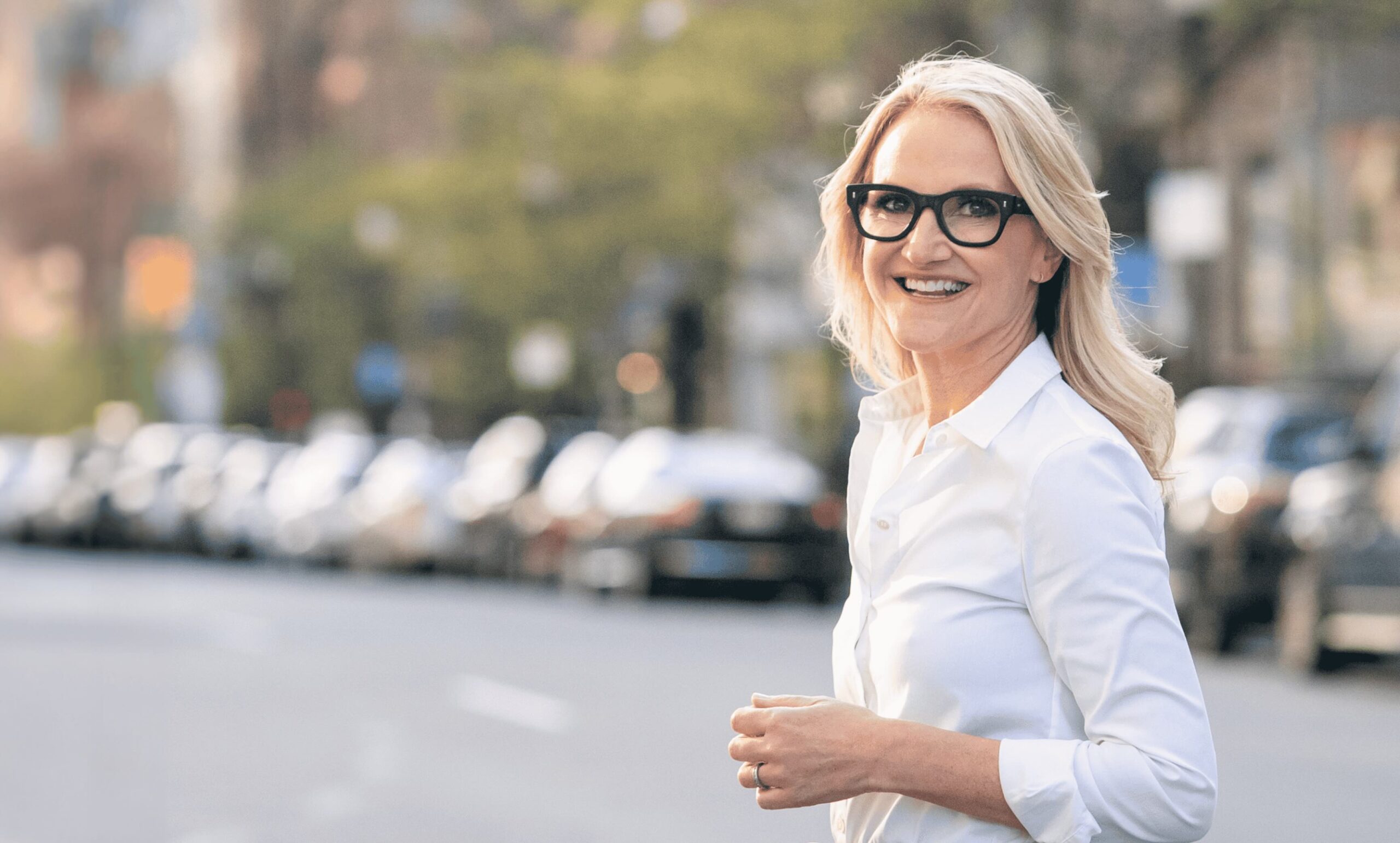 Headshot of Mel Robbins on a city street